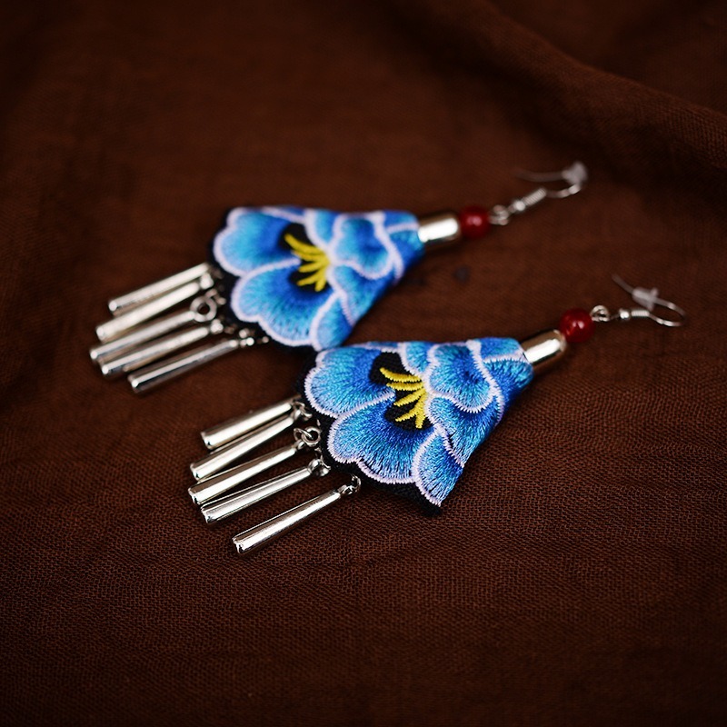 Graceful tassel earrings with ancient and classical ethnic style