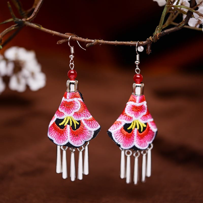Graceful tassel earrings with ancient and classical ethnic style
