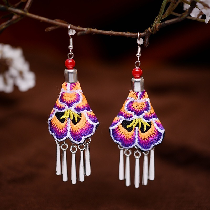 Graceful tassel earrings with ancient and classical ethnic style