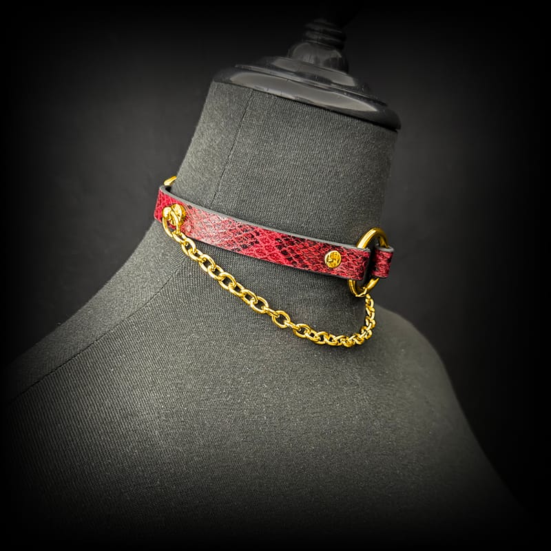 Daluse [Arlo] Gold Ring Chain Red Snake Pattern Leather Choker