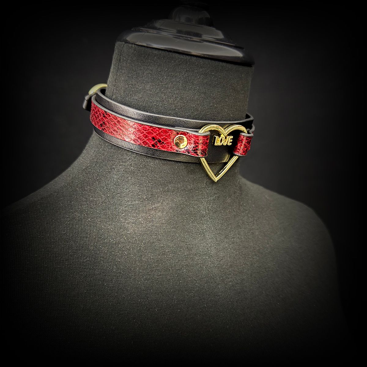 Daluse [Amorette] Gold Heart Ring Red Black Snake Pattern Double Leather Choker