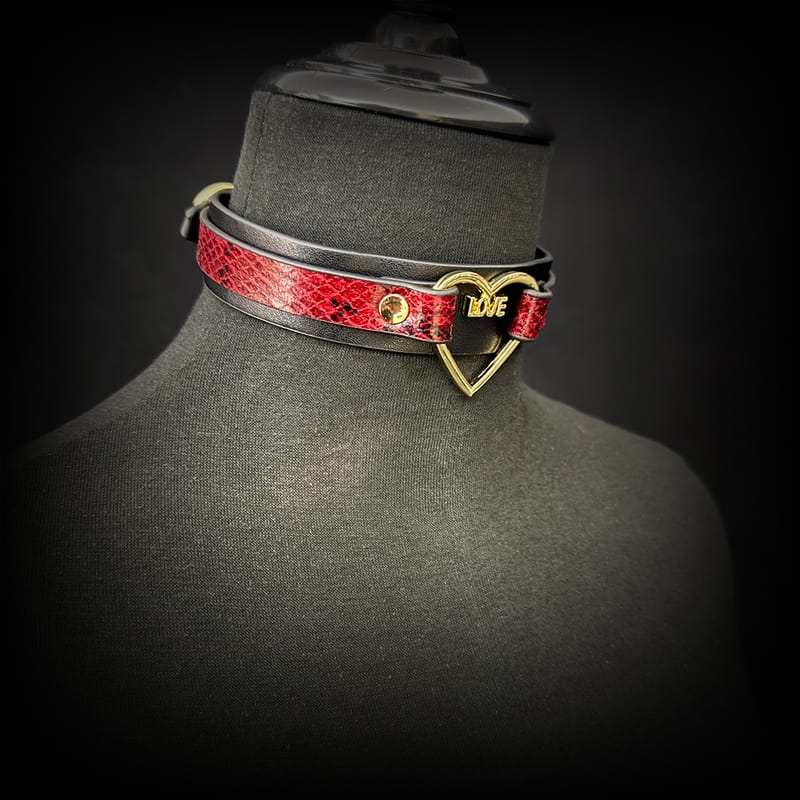 Daluse [Amorette] Gold Heart Ring Red Black Snake Pattern Double Leather Choker