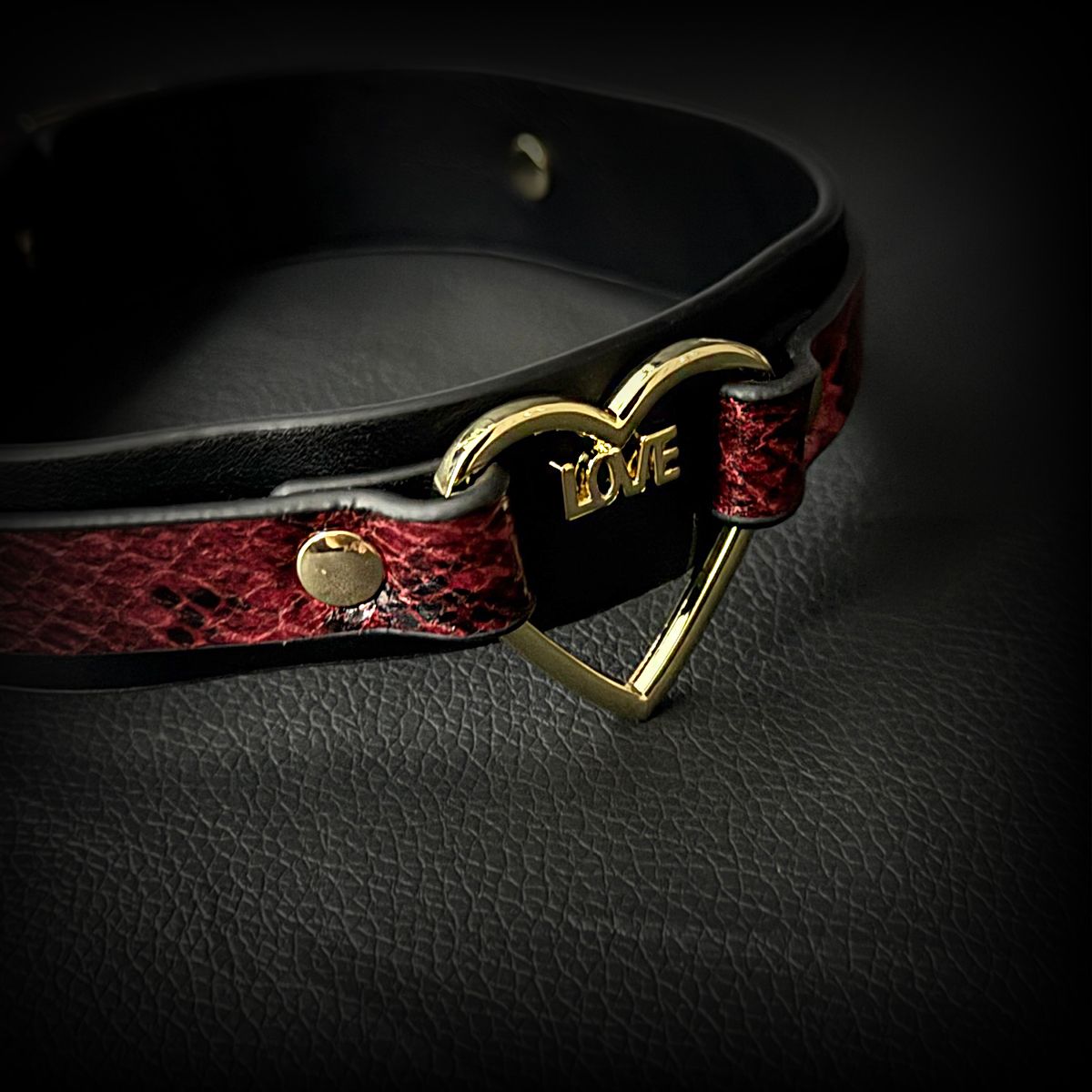 Daluse [Amorette] Gold Heart Ring Red Black Snake Pattern Double Leather Choker
