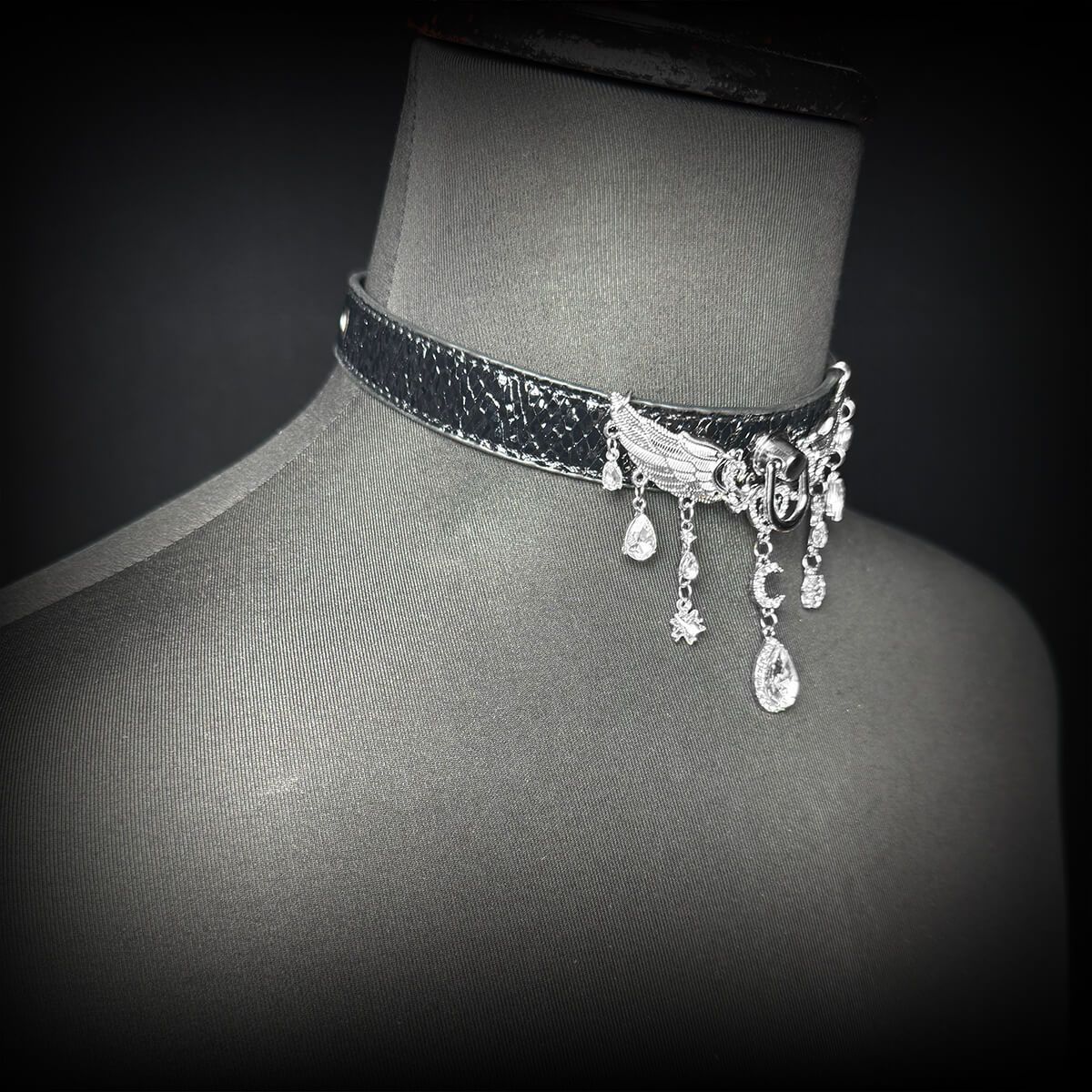 Daluse [Celestia] Crushed Ice Pattern Black Leather Choker Angel Wing Crystal Pendant Adjustable Necklace