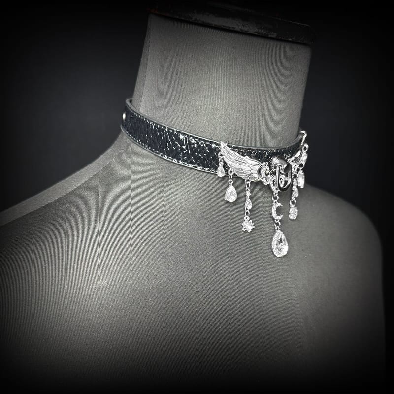 Daluse [Celestia] Crushed Ice Pattern Black Leather Choker Angel Wing Crystal Pendant Adjustable Necklace