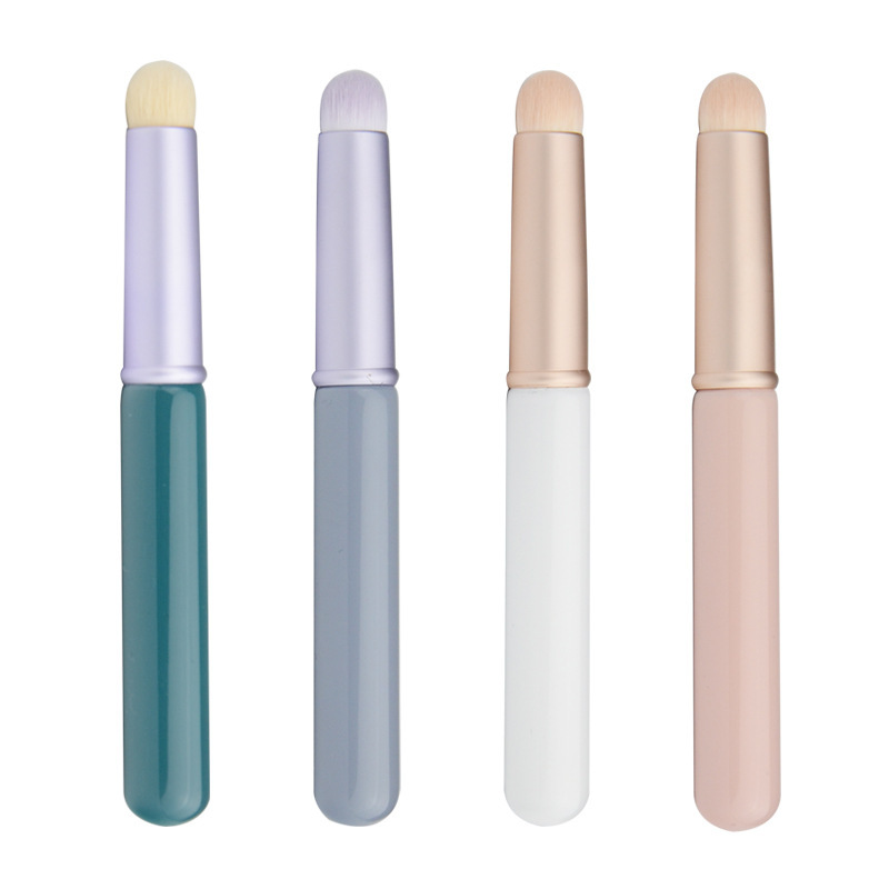 Morandi Mini Lip Refresh with lid is a portable blended short-topped lip brush