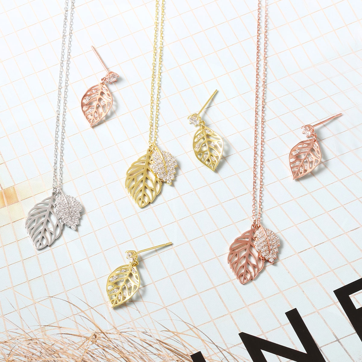24/10000 AI翻译 Hollowed-out hibiscus leaf 925 silver silver-inlaid zircon maple leaf necklace suitable for daily use