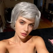 DALUSE WIG Silver Gray Short Straight Layered Bangs Wig 