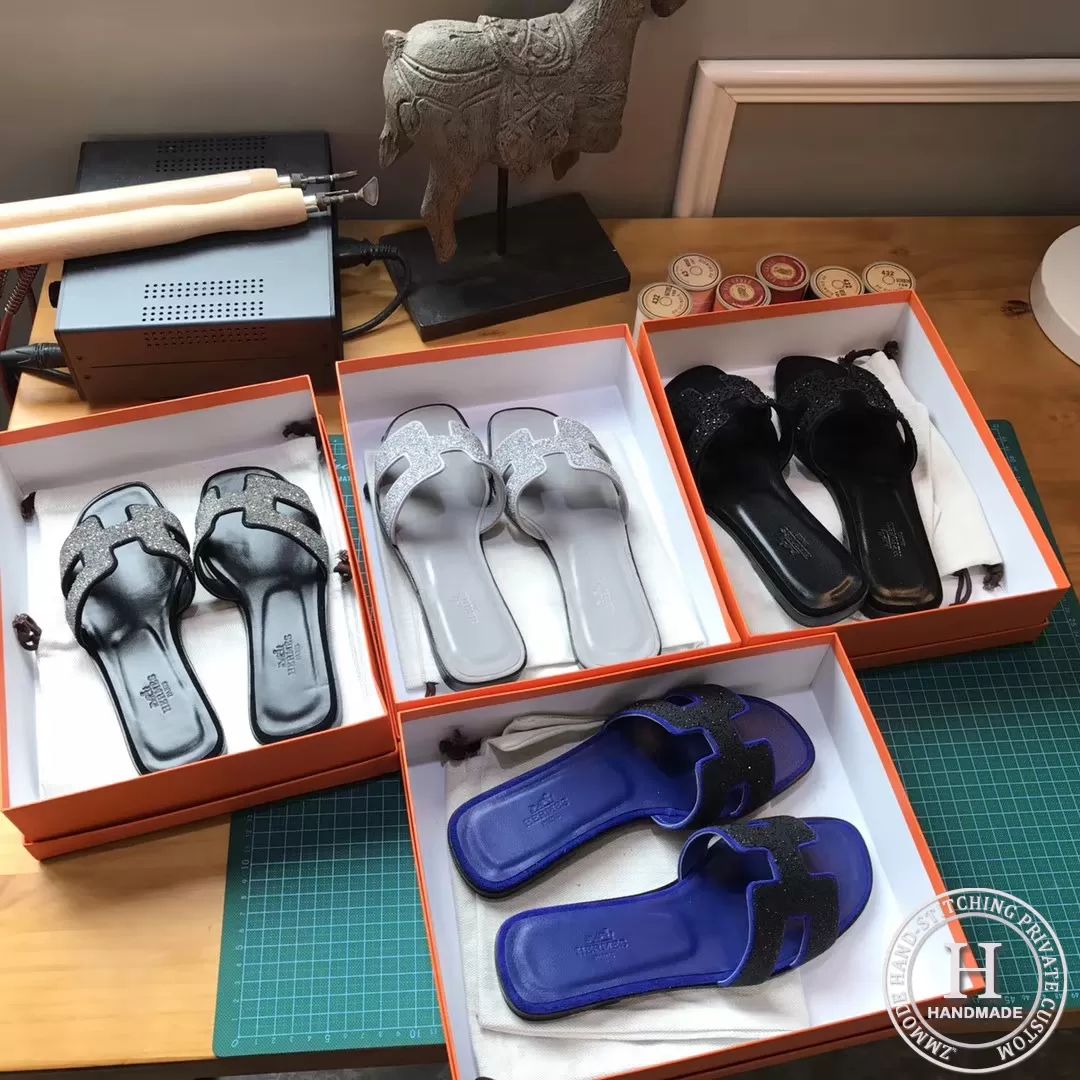 H slippers in pearl grey glitter medium heel flat are available for pre order 35-40