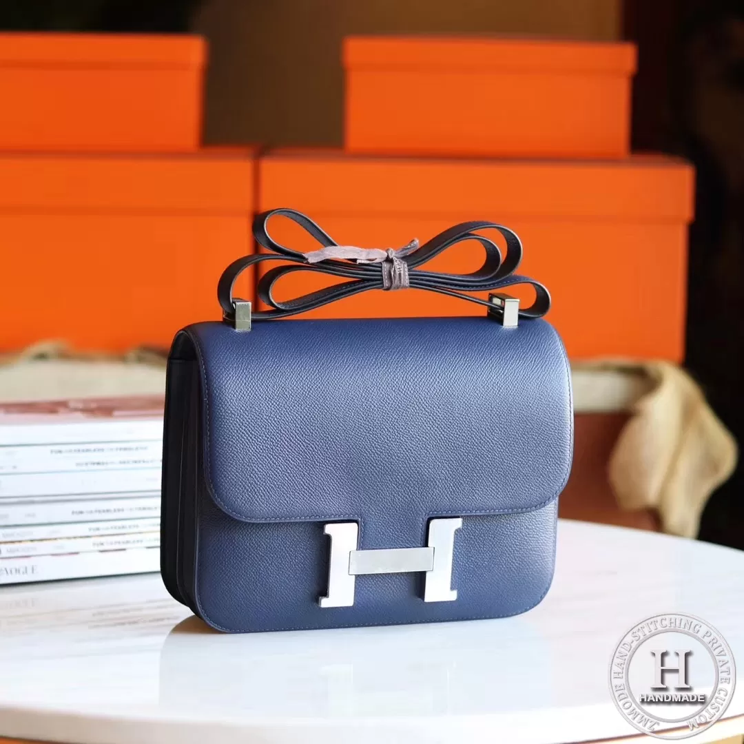 Constance 24 epsom M3 Blue encre PHW
