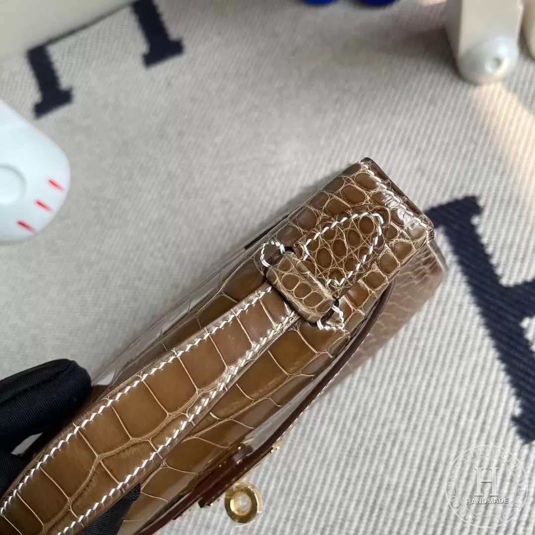 Hermes Mini Kelly Pochette 22cm 亮面美洲鳄鱼 CK17 Ficelle 淡灰褐色 烟草色 Shiny Alligator Crocodile 全手工缝制 金扣 Hermes Mini Kelly Pochette 22cm 亮面美洲鳄鱼 CK17 Ficelle 淡灰褐色 烟草色 Shiny Alligator Crocodile 全手工缝制 金扣