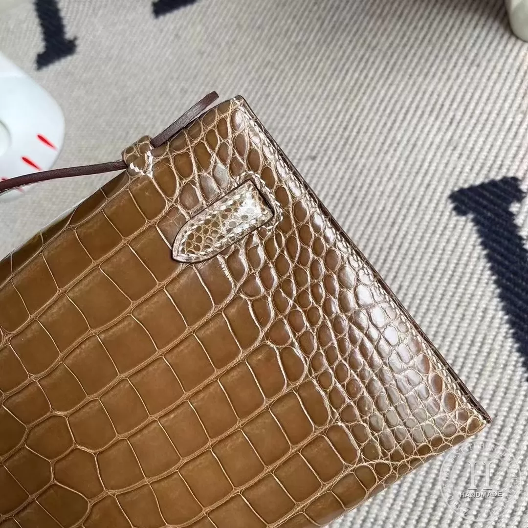 Hermes Mini Kelly Pochette 22cm 亮面美洲鳄鱼 CK17 Ficelle 淡灰褐色 烟草色 Shiny Alligator Crocodile 全手工缝制 金扣 Hermes Mini Kelly Pochette 22cm 亮面美洲鳄鱼 CK17 Ficelle 淡灰褐色 烟草色 Shiny Alligator Crocodile 全手工缝制 金扣