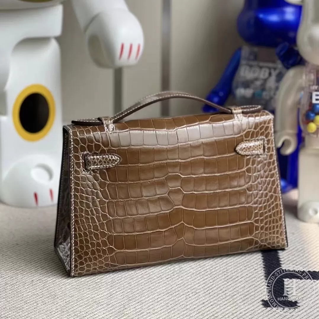 Hermes Mini Kelly Pochette 22cm 亮面美洲鳄鱼 CK17 Ficelle 淡灰褐色 烟草色 Shiny Alligator Crocodile 全手工缝制 金扣 Hermes Mini Kelly Pochette 22cm 亮面美洲鳄鱼 CK17 Ficelle 淡灰褐色 烟草色 Shiny Alligator Crocodile 全手工缝制 金扣