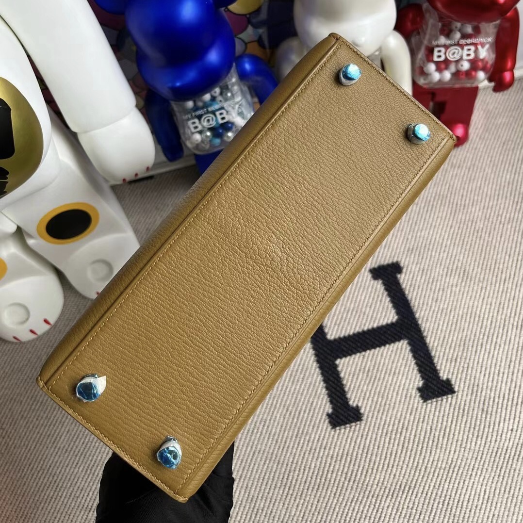 Hermes Kelly 25 Chevre Mysore 2H Kraft Gold Hardware Hermes Kelly 25 Chevre Mysore 2H Kraft Gold Hardware