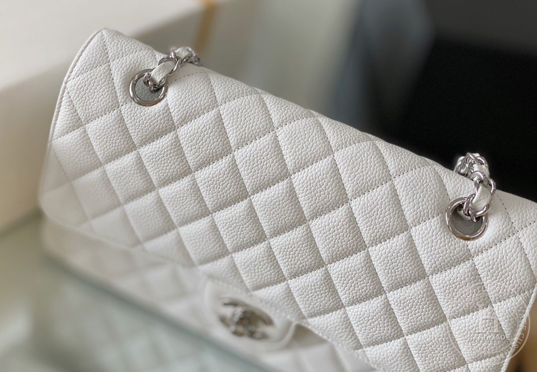 CLASSIC FLAP 25.5 × 15.5 × 6.5 cm HAAS LEATHER 白色鱼子酱 CLASSIC FLAP 25.5 × 15.5 × 6.5 cm HAAS LEATHER 白色鱼子酱