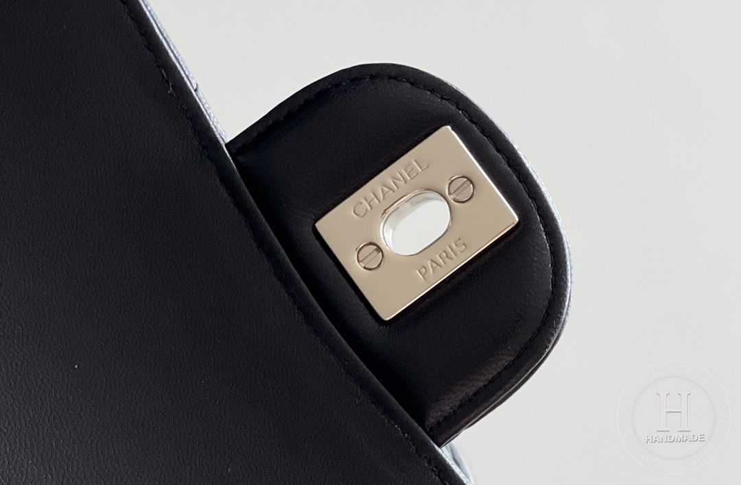 CLASSIC FLAP 25.5 × 15.5 × 6.5 cm GR LEATHER 黑色V纹浅金扣 CLASSIC FLAP 25.5 × 15.5 × 6.5 cm GR LEATHER 黑色V纹浅金扣