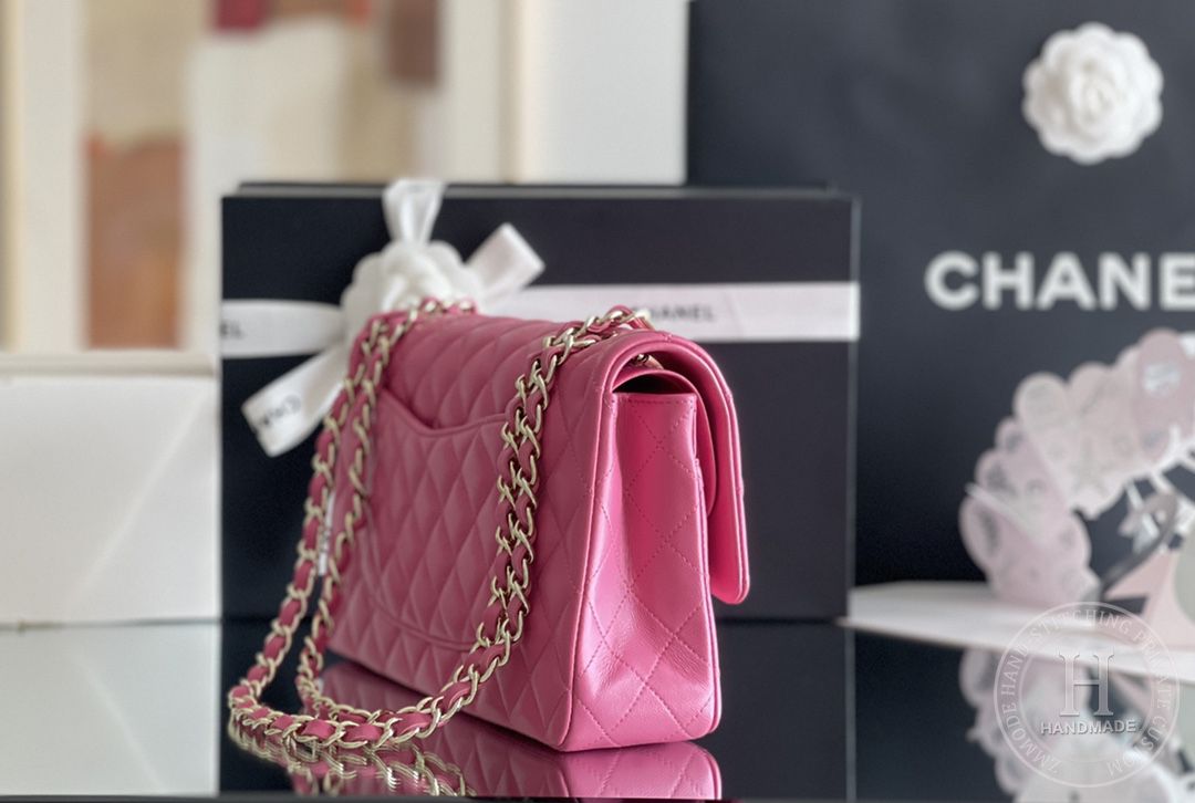 CLASSIC FLAP 25.5 × 15.5 × 6.5 cm GR LEATHER 玫红浅金扣 CLASSIC FLAP 25.5 × 15.5 × 6.5 cm GR LEATHER 玫红浅金扣