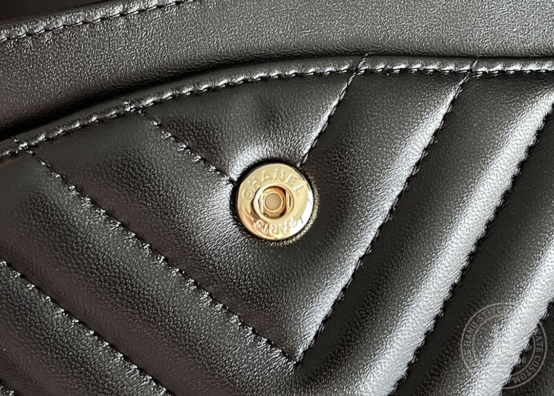 CLASSIC FLAP 25.5 × 15.5 × 6.5 cm GR LEATHER 黑色V纹浅金扣 CLASSIC FLAP 25.5 × 15.5 × 6.5 cm GR LEATHER 黑色V纹浅金扣
