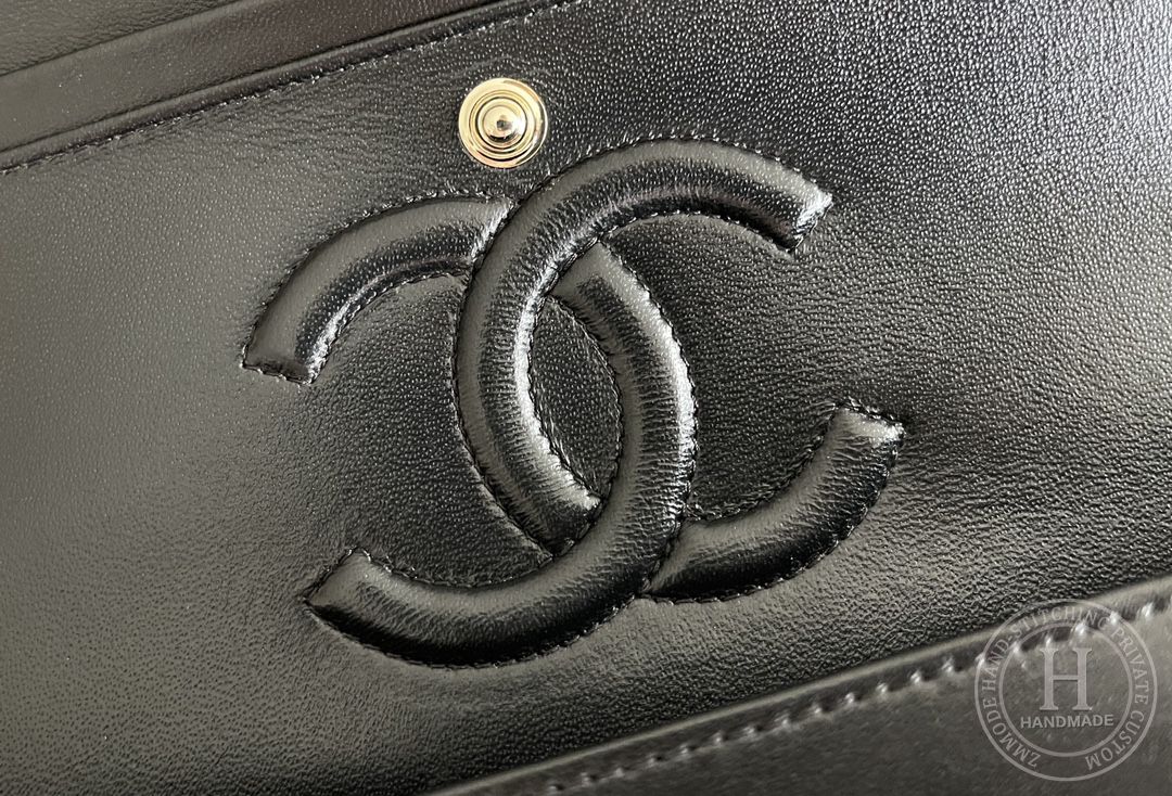CLASSIC FLAP 25.5 × 15.5 × 6.5 cm GR LEATHER 黑色V纹浅金扣 CLASSIC FLAP 25.5 × 15.5 × 6.5 cm GR LEATHER 黑色V纹浅金扣
