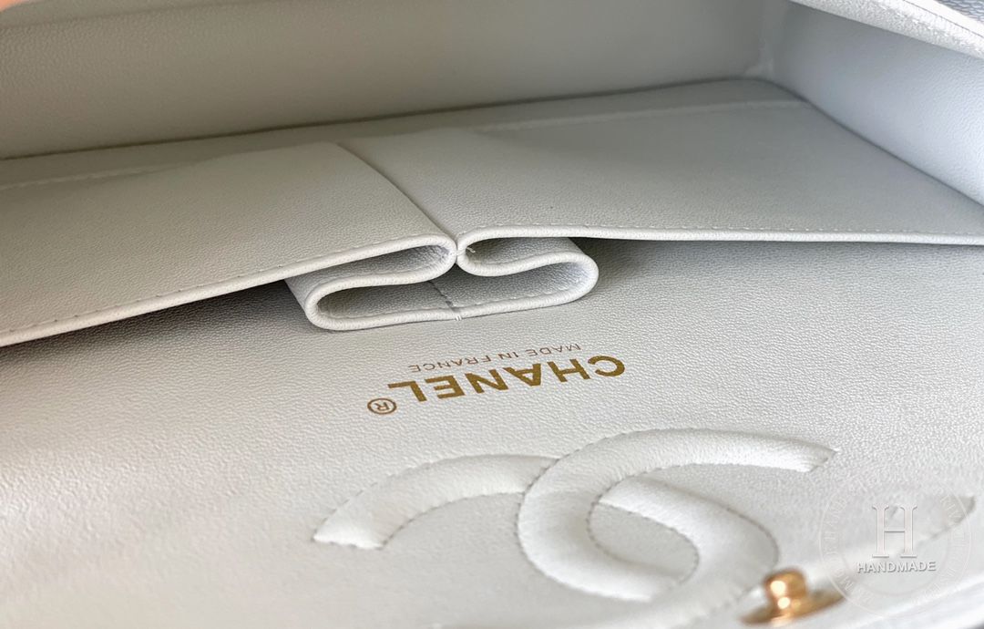 CLASSIC FLAP 25.5 × 15.5 × 6.5 cm HAAS LEATHER 白色鱼子酱 CLASSIC FLAP 25.5 × 15.5 × 6.5 cm HAAS LEATHER 白色鱼子酱