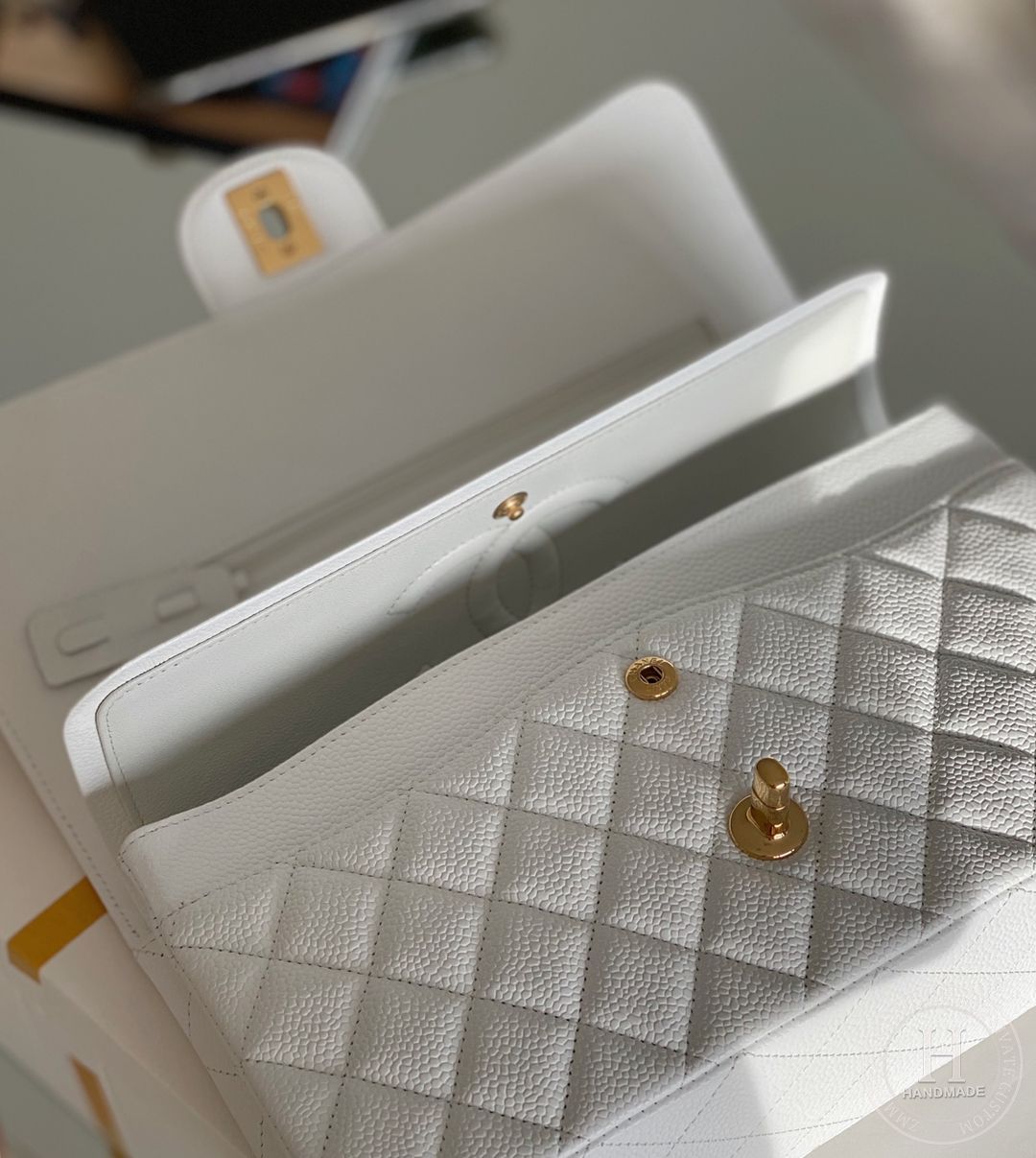 CLASSIC FLAP 25.5 × 15.5 × 6.5 cm HAAS LEATHER 白色鱼子酱 CLASSIC FLAP 25.5 × 15.5 × 6.5 cm HAAS LEATHER 白色鱼子酱