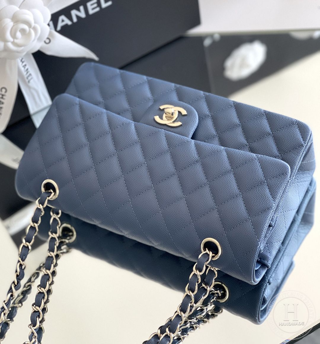 CLASSIC FLAP 25.5 × 15.5 × 6.5 cm ZP LEATHER 牛仔蓝浅金扣 CLASSIC FLAP 25.5 × 15.5 × 6.5 cm ZP LEATHER 牛仔蓝浅金扣