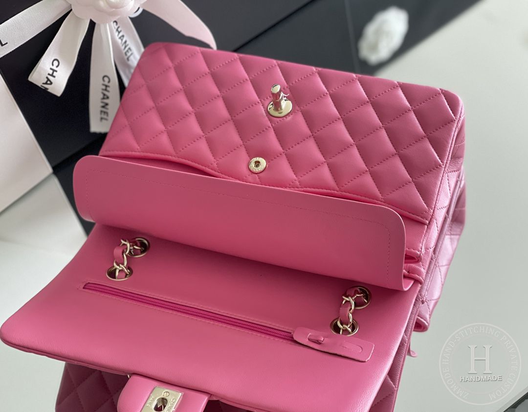CLASSIC FLAP 25.5 × 15.5 × 6.5 cm GR LEATHER 玫红浅金扣 CLASSIC FLAP 25.5 × 15.5 × 6.5 cm GR LEATHER 玫红浅金扣