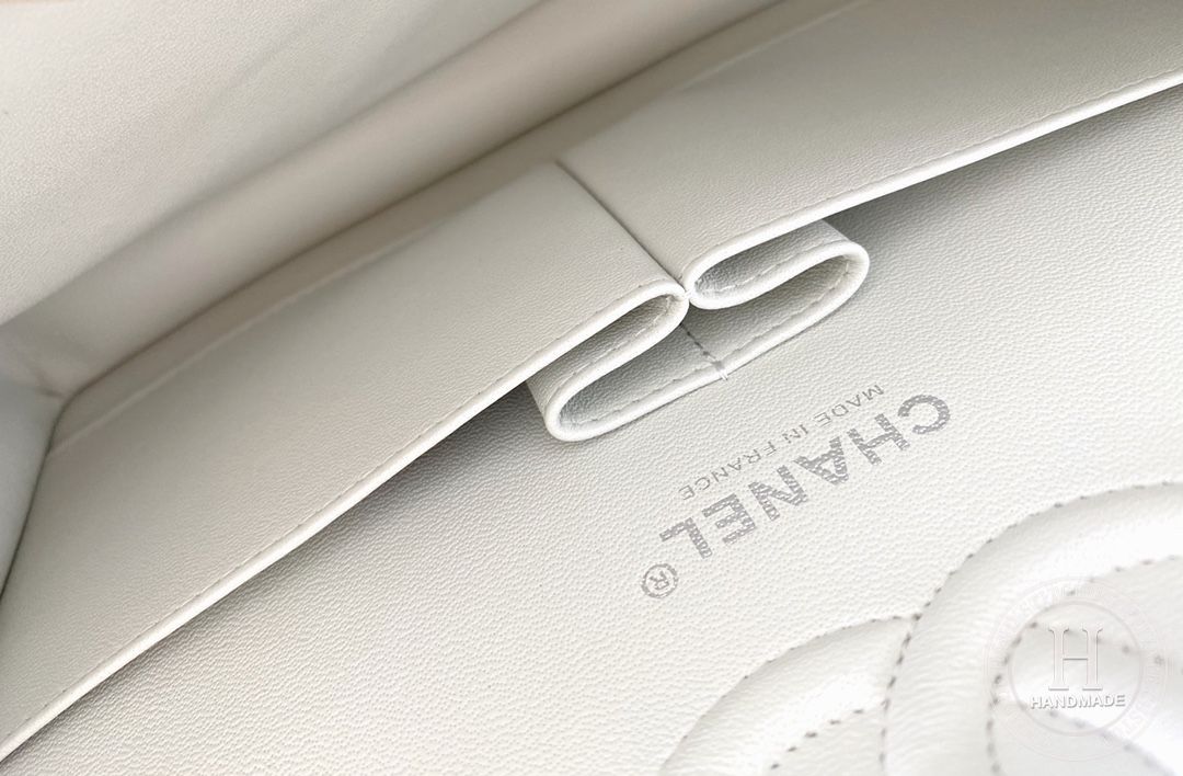 CLASSIC FLAP 25.5 × 15.5 × 6.5 cm HAAS LEATHER 白色鱼子酱 CLASSIC FLAP 25.5 × 15.5 × 6.5 cm HAAS LEATHER 白色鱼子酱