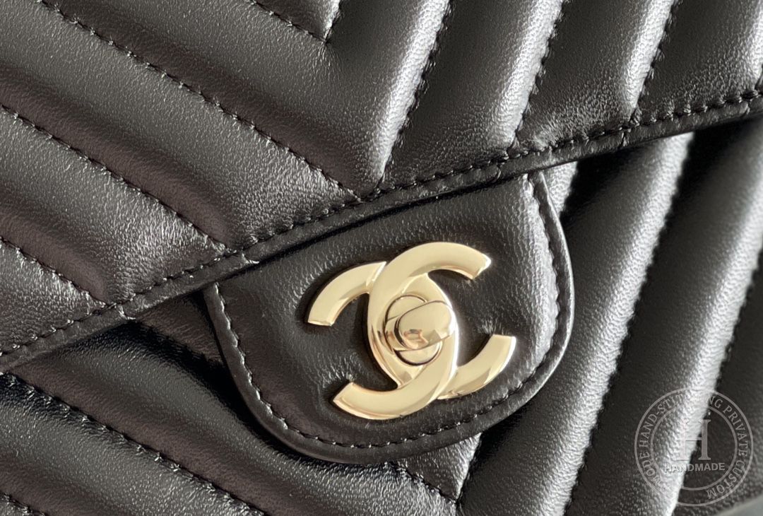 CLASSIC FLAP 25.5 × 15.5 × 6.5 cm GR LEATHER 黑色V纹浅金扣 CLASSIC FLAP 25.5 × 15.5 × 6.5 cm GR LEATHER 黑色V纹浅金扣