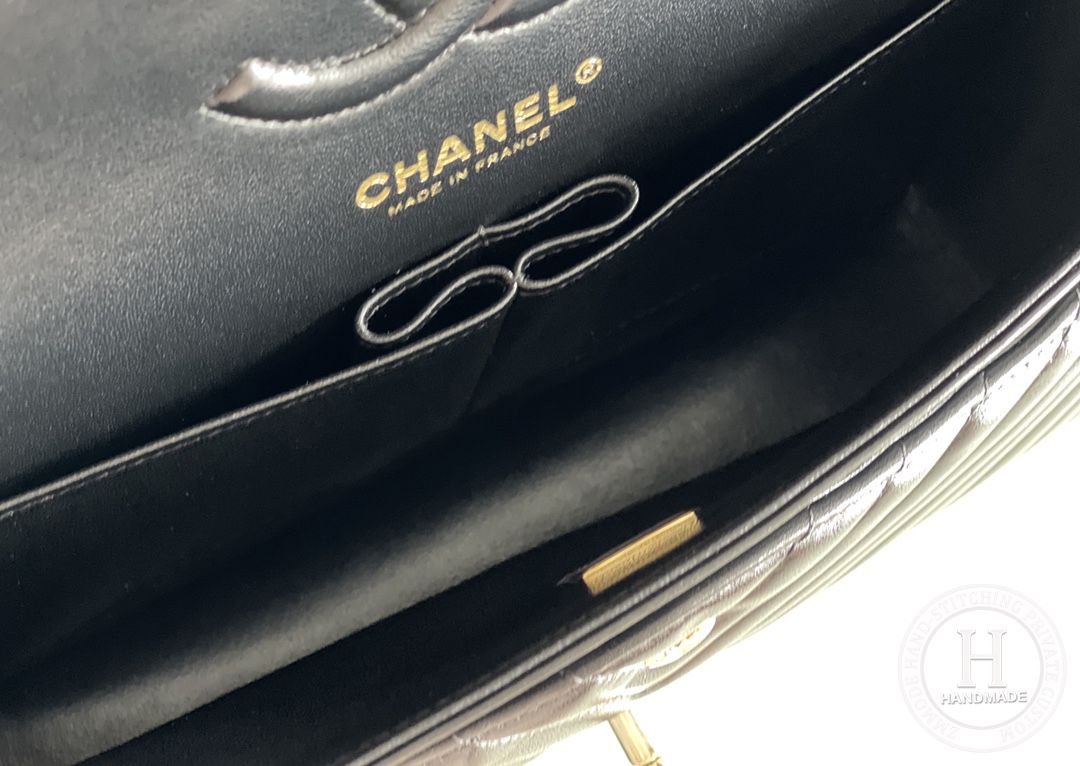 CLASSIC FLAP 25.5 × 15.5 × 6.5 cm GR LEATHER 黑色V纹浅金扣 CLASSIC FLAP 25.5 × 15.5 × 6.5 cm GR LEATHER 黑色V纹浅金扣