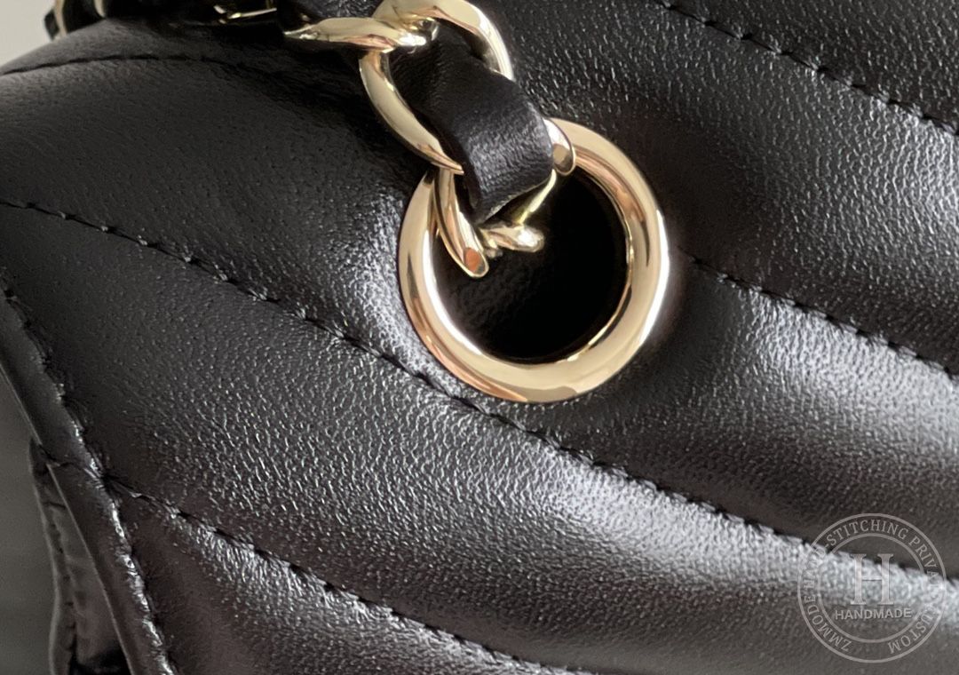 CLASSIC FLAP 25.5 × 15.5 × 6.5 cm GR LEATHER 黑色V纹浅金扣 CLASSIC FLAP 25.5 × 15.5 × 6.5 cm GR LEATHER 黑色V纹浅金扣