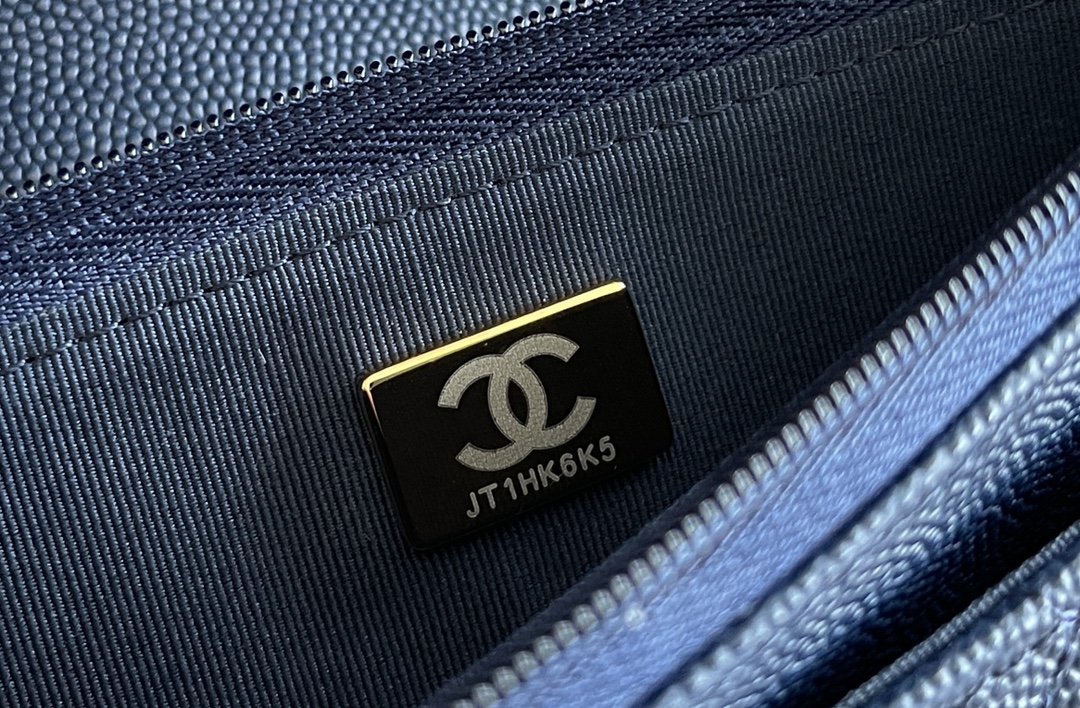 Chanel woc 12 × 19 × 4 cm 深蓝色浅金扣 Chanel woc 12 × 19 × 4 cm 深蓝色浅金扣