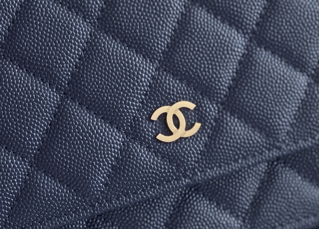 Chanel woc 12 × 19 × 4 cm 深蓝色浅金扣 Chanel woc 12 × 19 × 4 cm 深蓝色浅金扣