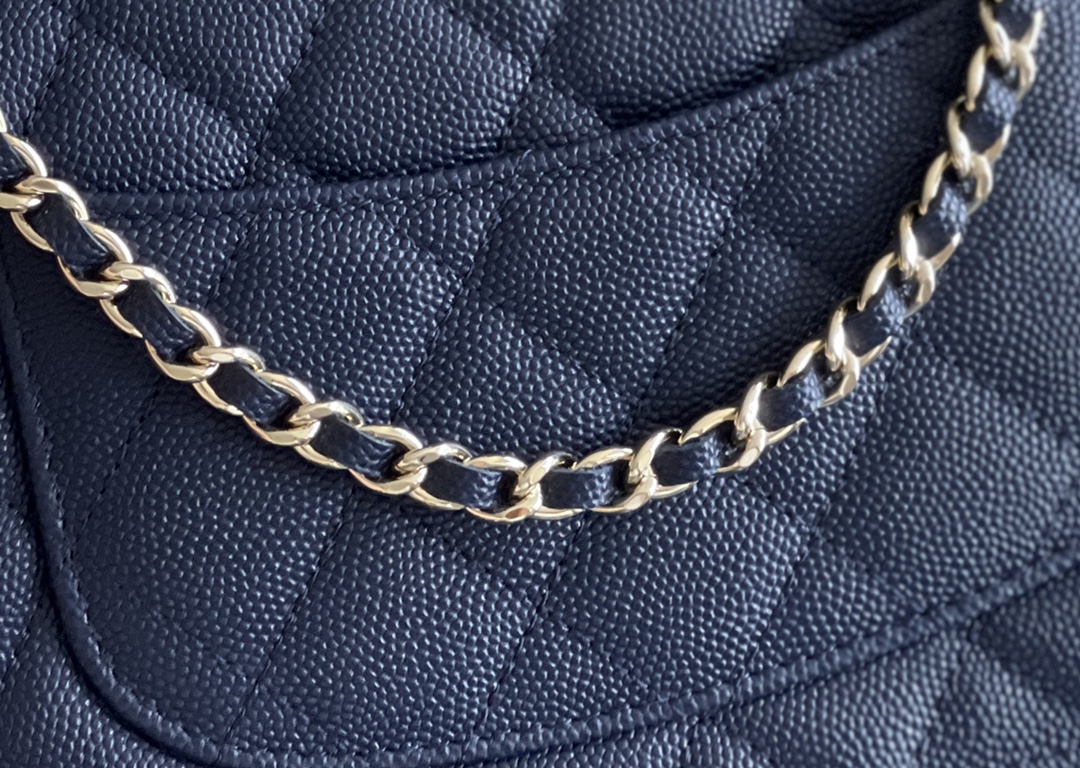 Chanel woc 12 × 19 × 4 cm 深蓝色浅金扣 Chanel woc 12 × 19 × 4 cm 深蓝色浅金扣