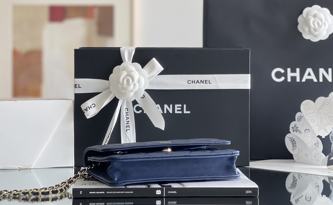 Chanel woc 12 × 19 × 4 cm 深蓝色浅金扣 Chanel woc 12 × 19 × 4 cm 深蓝色浅金扣
