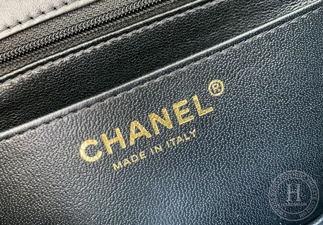 Chanel 2.55 mini 15.5 × 20× 6 cm 黑色单盖头 金扣 Chanel 2.55 mini 15.5 × 20× 6 cm 黑色单盖头 金扣