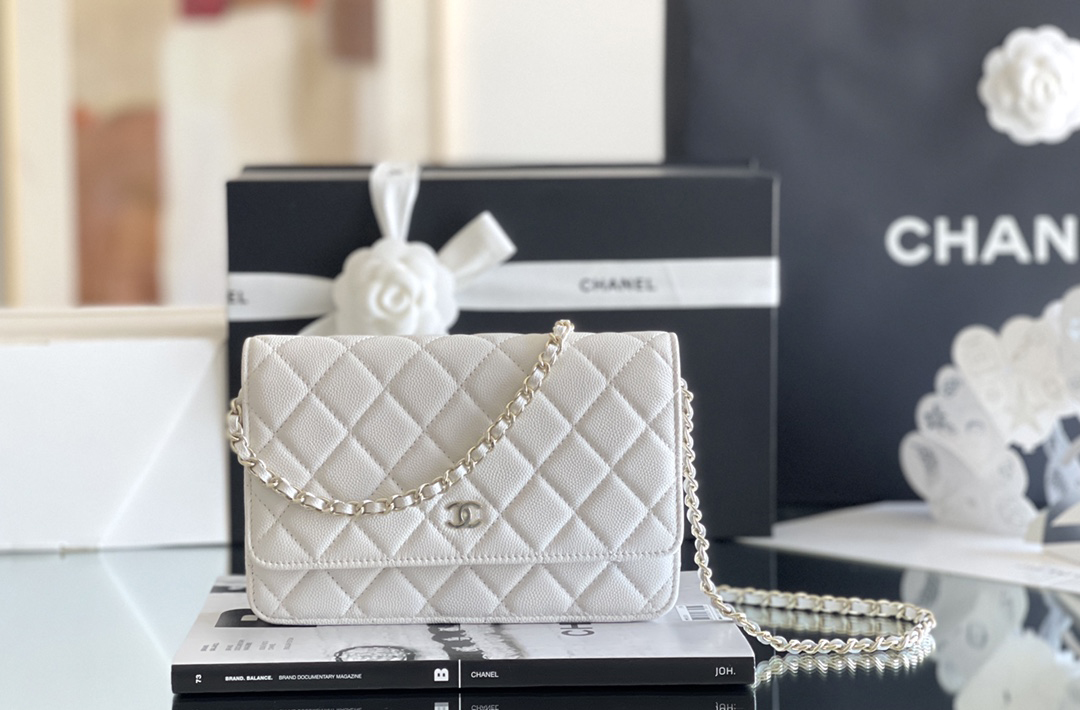 Chanel woc 12 × 19 × 4 cm 白色浅金扣 Chanel woc 12 × 19 × 4 cm 白色浅金扣