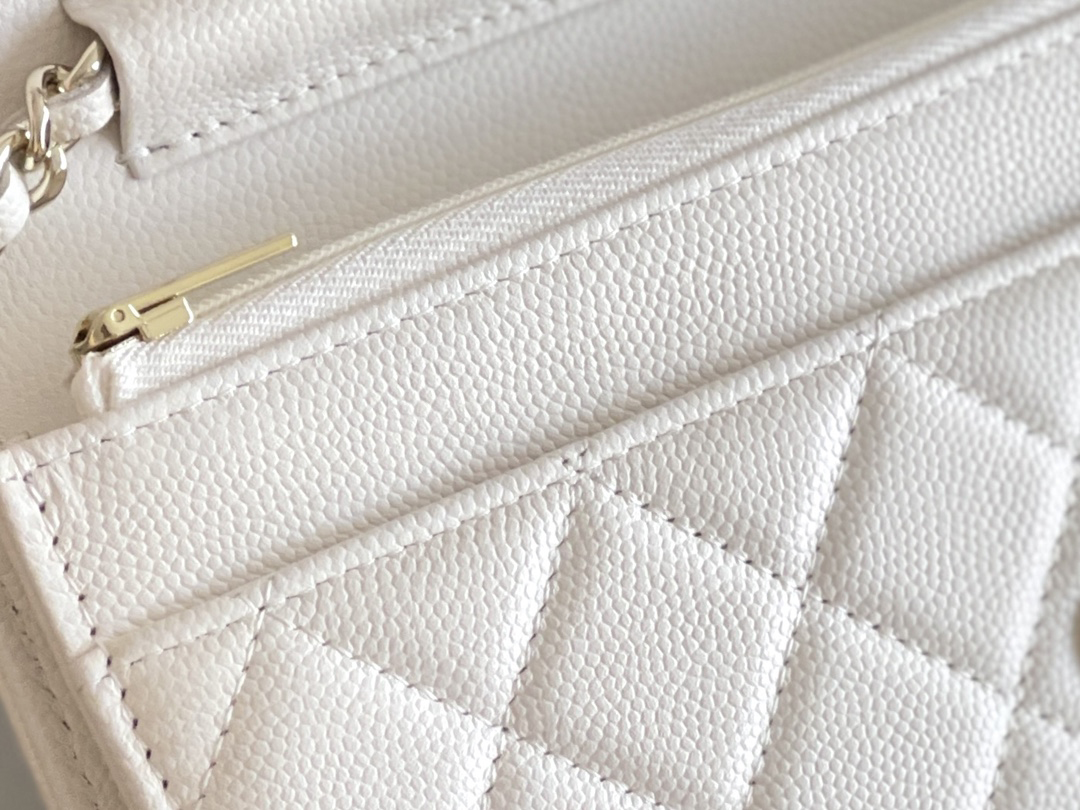 Chanel woc 12 × 19 × 4 cm 白色浅金扣 Chanel woc 12 × 19 × 4 cm 白色浅金扣