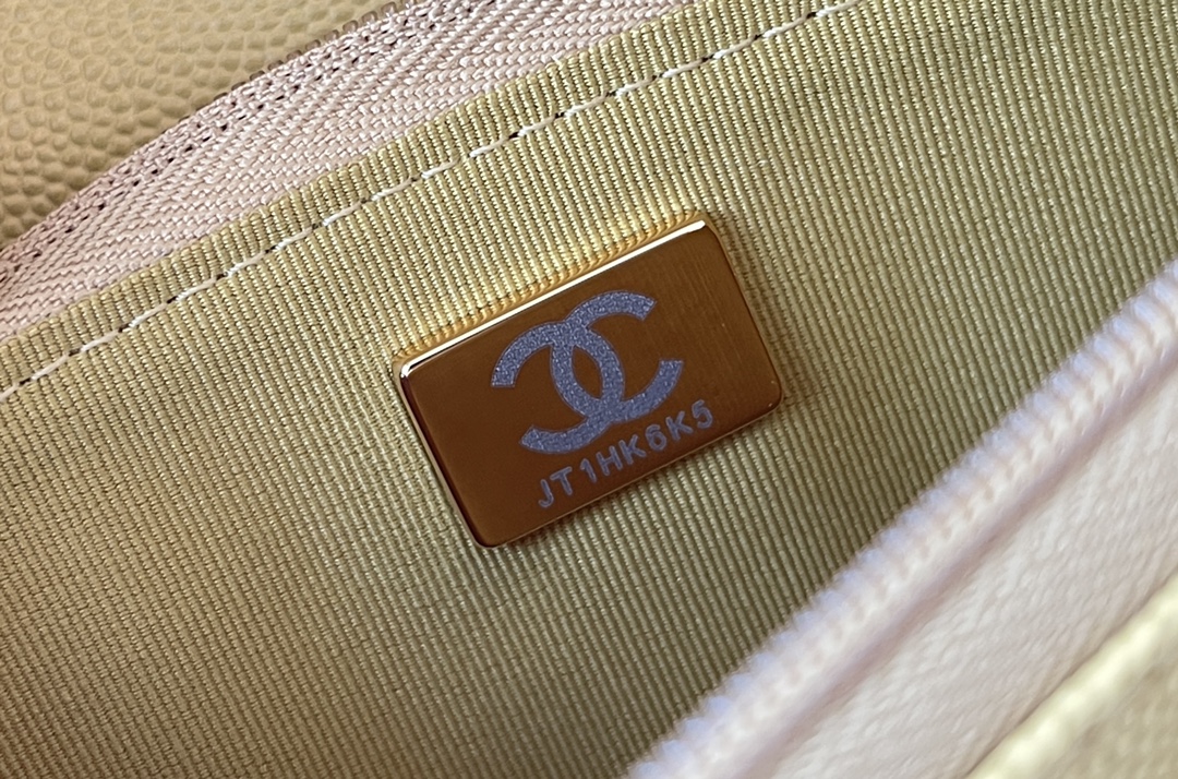 Chanel woc 12 × 19 × 4 cm 黄色浅金扣 Chanel woc 12 × 19 × 4 cm 黄色浅金扣