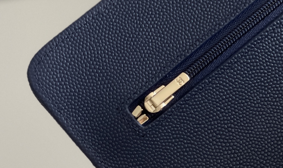 Chanel woc 12 × 19 × 4 cm 深蓝色浅金扣 Chanel woc 12 × 19 × 4 cm 深蓝色浅金扣