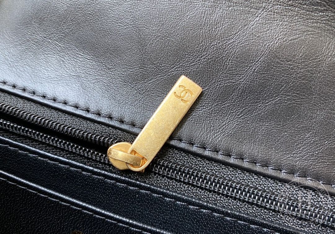 Chanel 2.55 mini 15.5 × 20× 6 cm 黑色单盖头 金扣 Chanel 2.55 mini 15.5 × 20× 6 cm 黑色单盖头 金扣