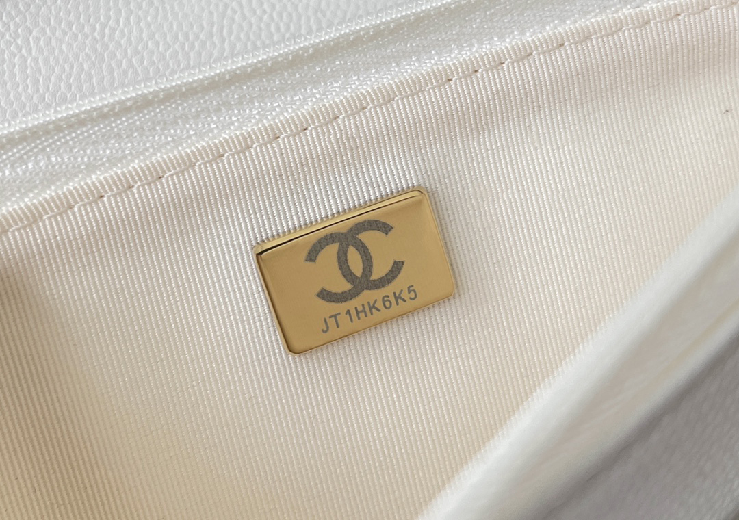 Chanel woc 12 × 19 × 4 cm 白色浅金扣 Chanel woc 12 × 19 × 4 cm 白色浅金扣
