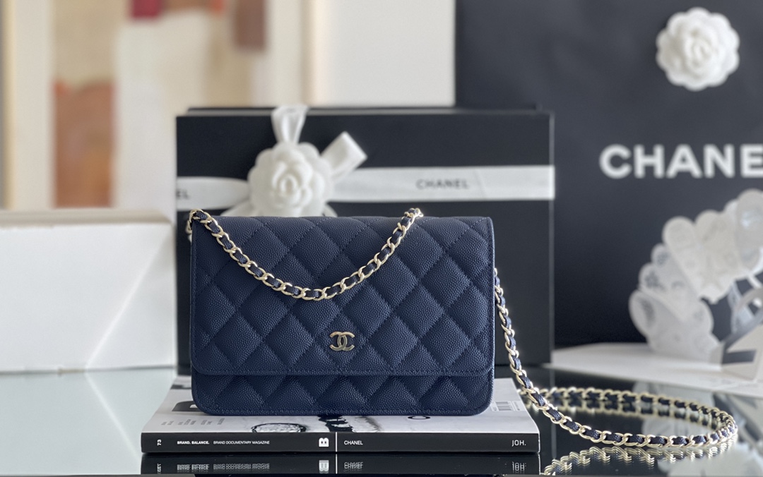 Chanel woc 12 × 19 × 4 cm 深蓝色浅金扣 Chanel woc 12 × 19 × 4 cm 深蓝色浅金扣