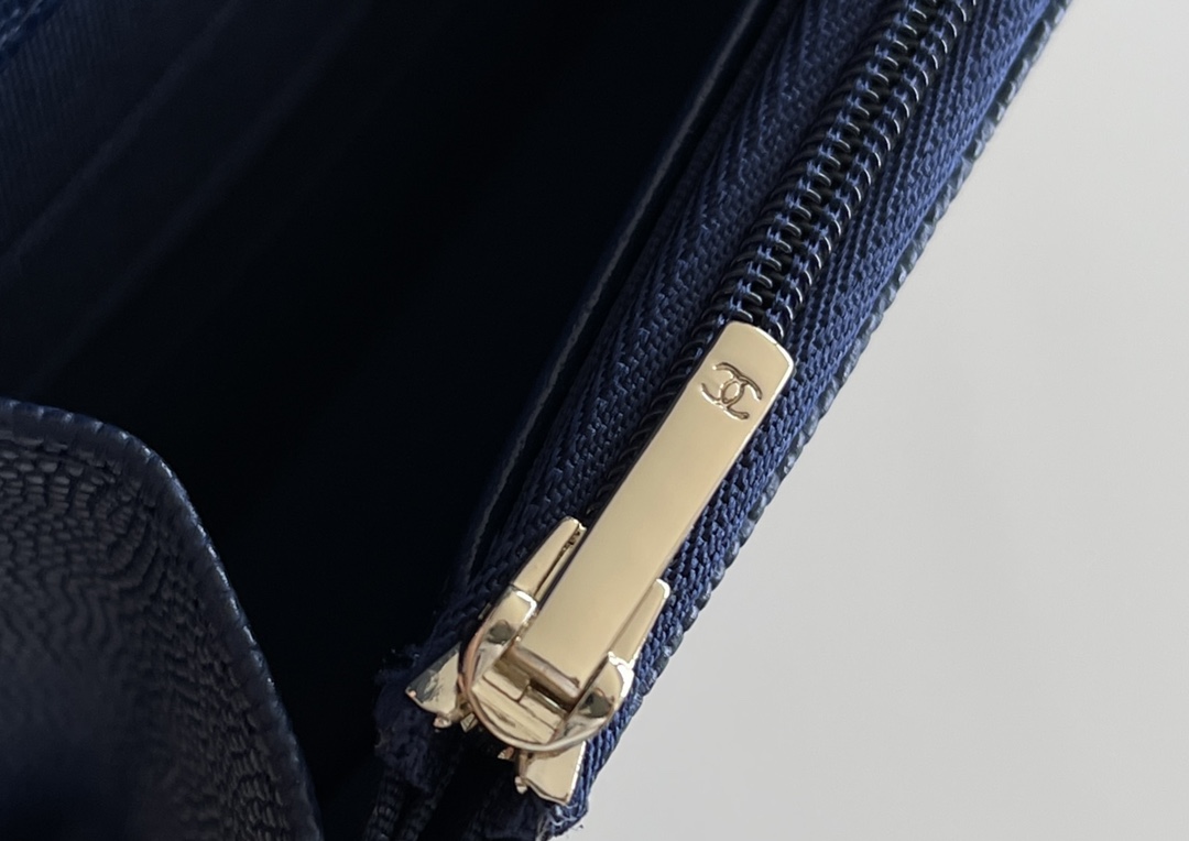 Chanel woc 12 × 19 × 4 cm 深蓝色浅金扣 Chanel woc 12 × 19 × 4 cm 深蓝色浅金扣