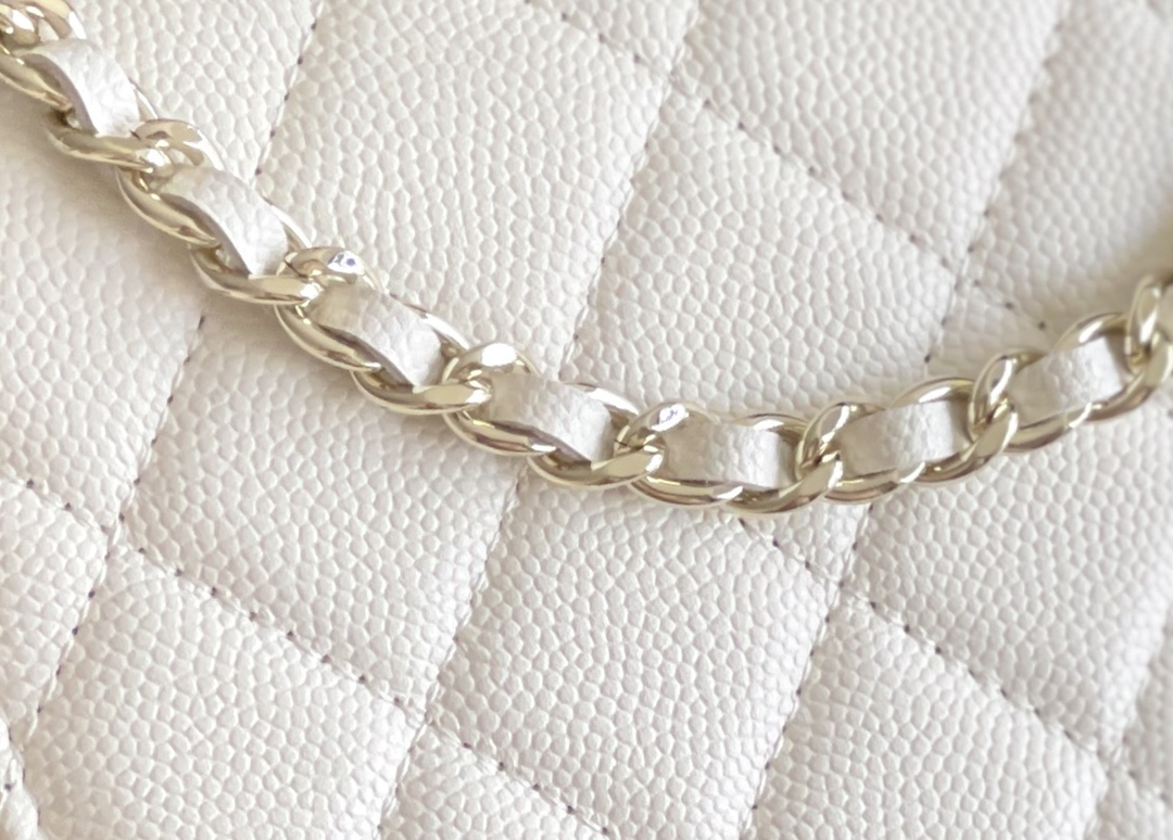 Chanel woc 12 × 19 × 4 cm 白色浅金扣 Chanel woc 12 × 19 × 4 cm 白色浅金扣