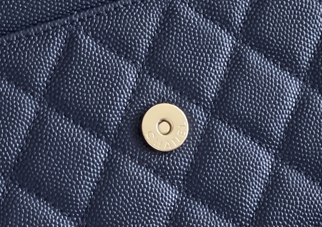 Chanel woc 12 × 19 × 4 cm 深蓝色浅金扣 Chanel woc 12 × 19 × 4 cm 深蓝色浅金扣