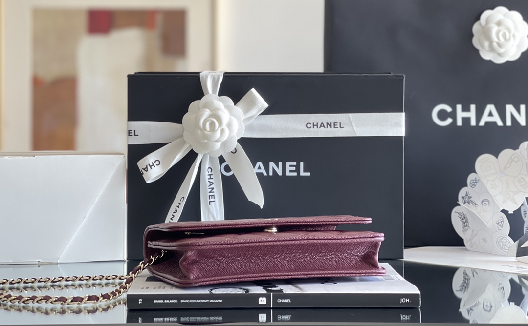 Chanel woc 12 × 19 × 4 cm 深酒红色浅金扣 Chanel woc 12 × 19 × 4 cm 深酒红色浅金扣