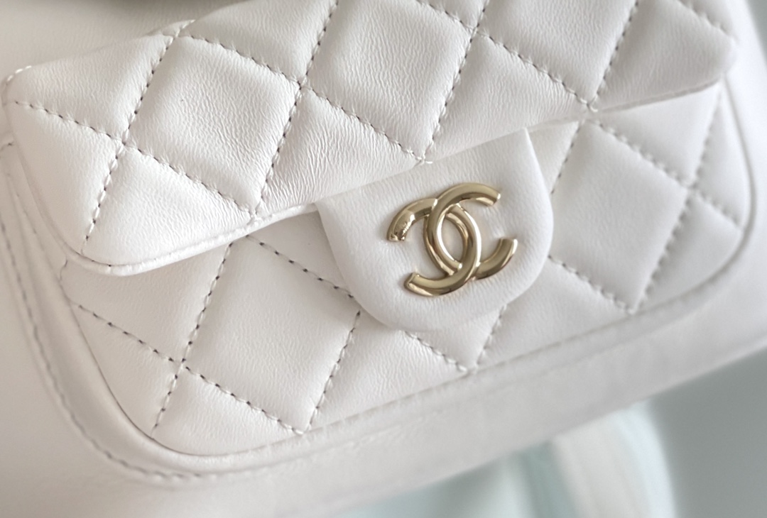 Chanel Duma 18× 18×11cm white Chanel Duma 18× 18×11cm white