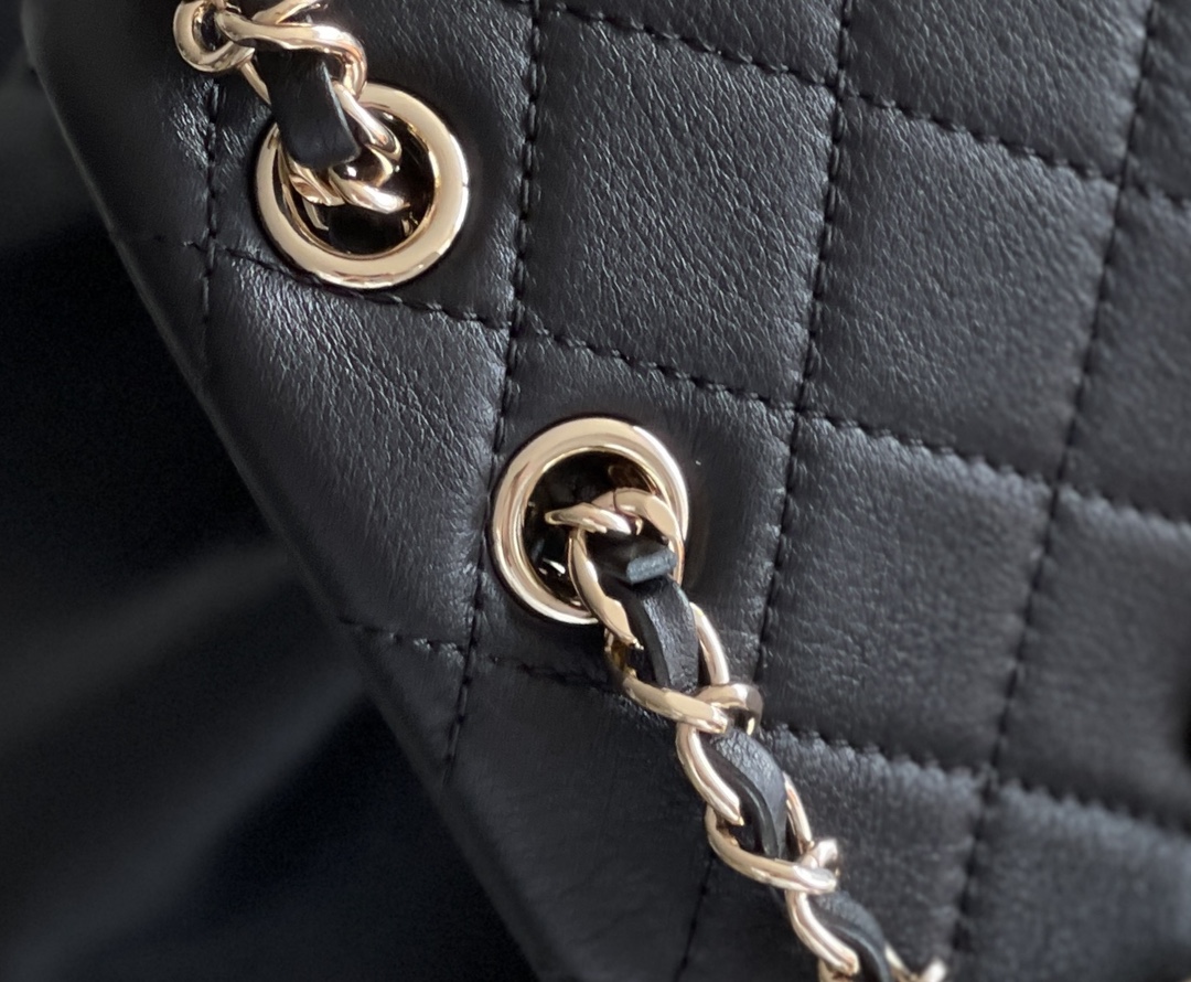 Chanel Duma 18× 18×11cm black