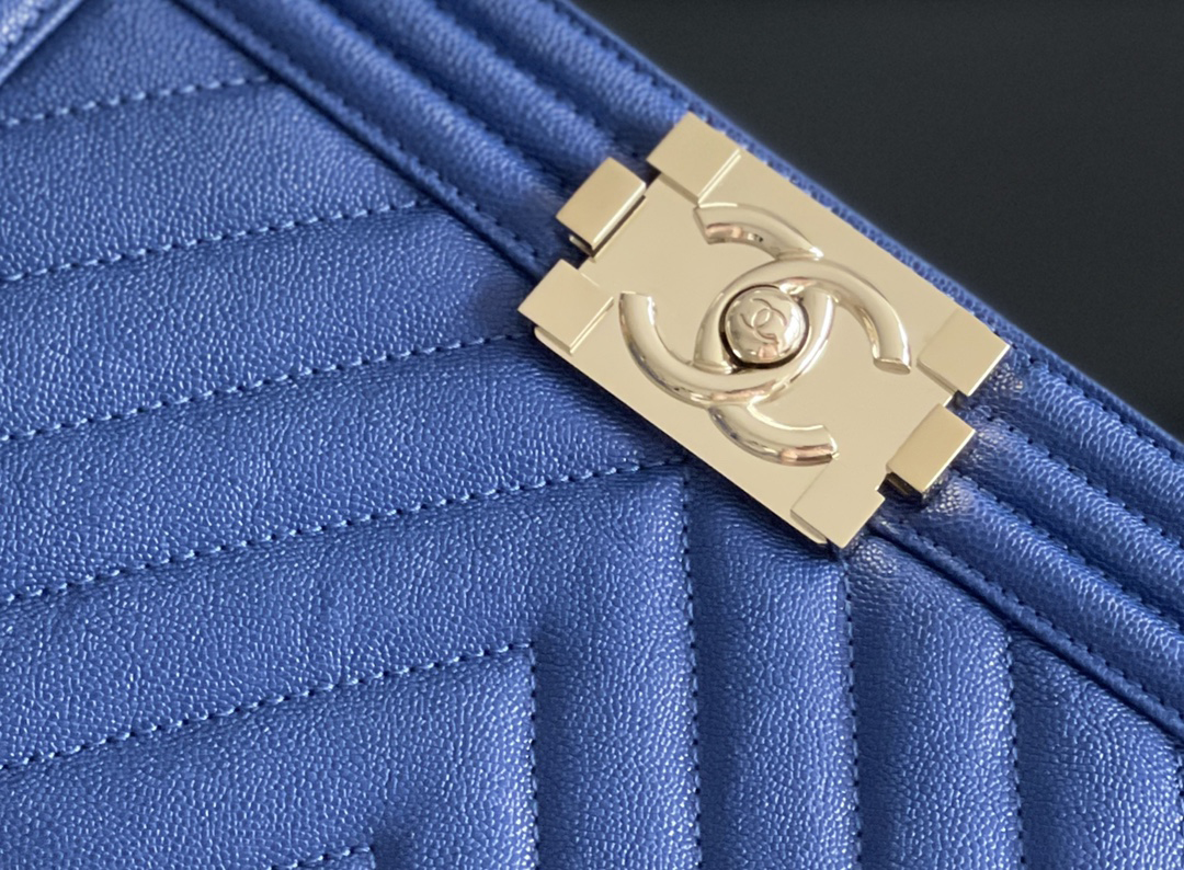 Chanel Leboy-25× 14.5×8cm 电光蓝V纹浅金扣 Chanel Leboy-25× 14.5×8cm 电光蓝V纹浅金扣